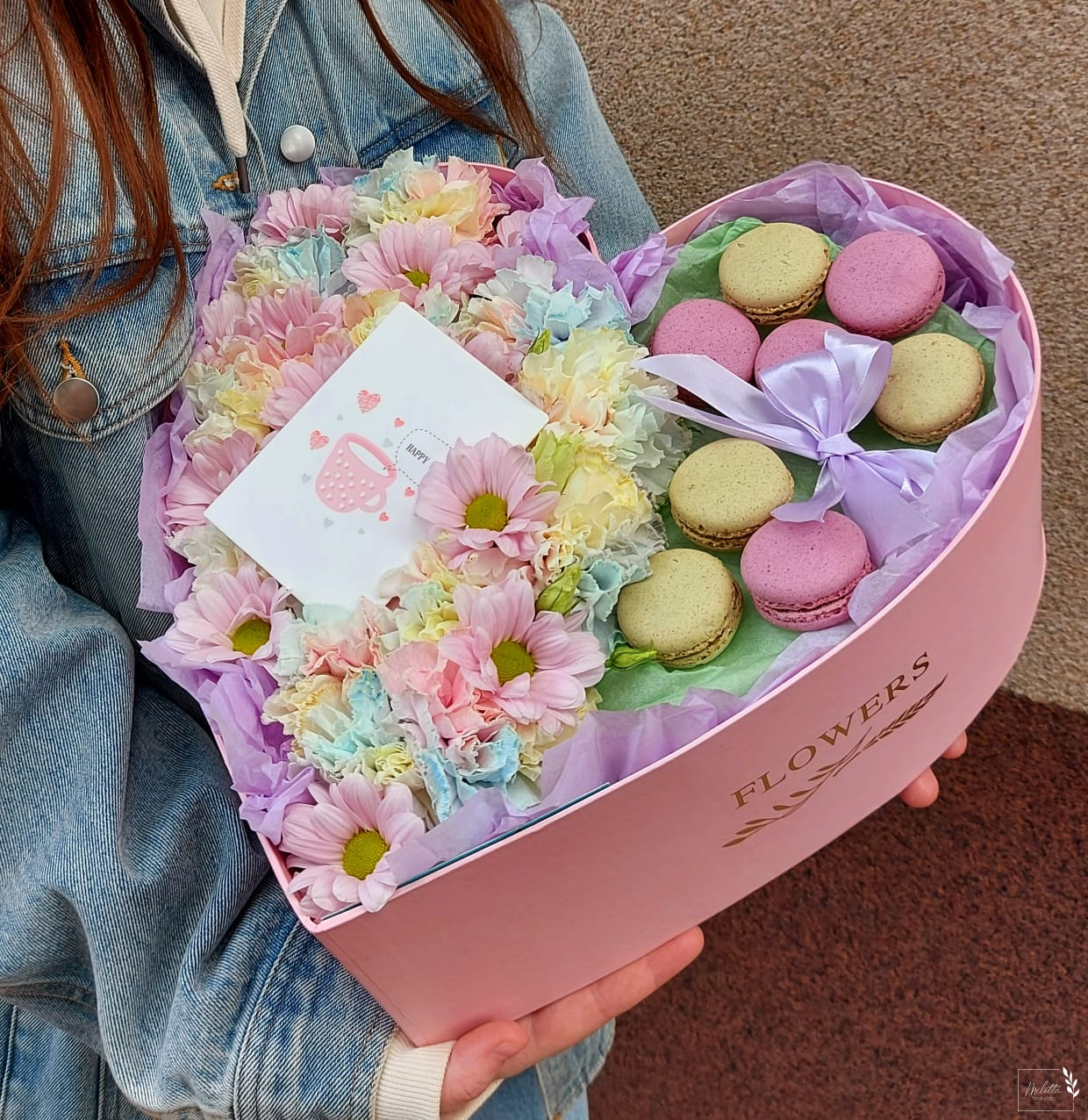 Коробочка с цветами и сладкими макарунами Миа Эме